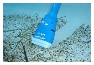 Aspirateur autonome Aqua Broom pour petite piscine et spa