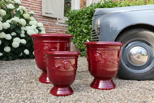 Pour votre confort en extérieur：Pot sur pied en terre émaillée coloris cerise Les Poteries d'Albi Pied Guirlande - Ø 40 x H 46 cm