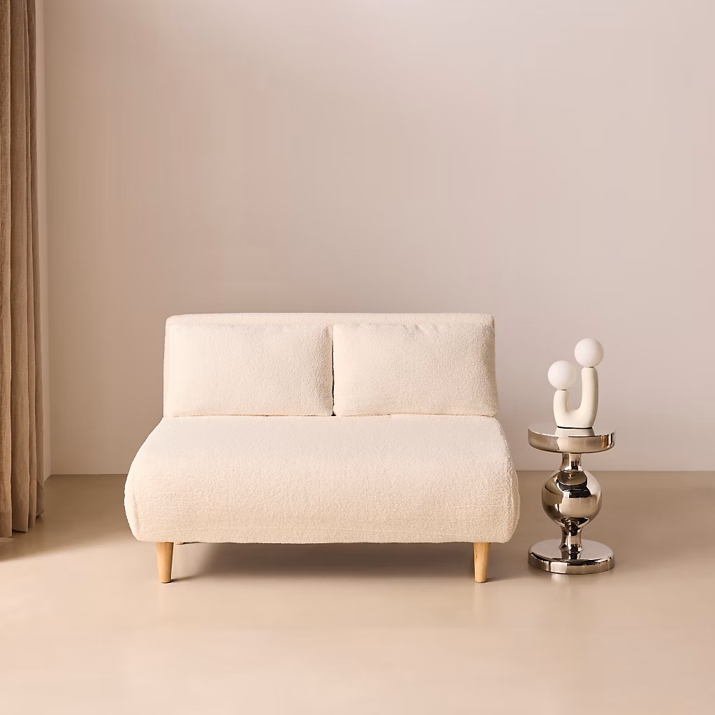 Canapé convertible en tissu bouclettes crème – Guesta, 2 places scandinave. pieds bois foncé. banquette. dossier inclinable