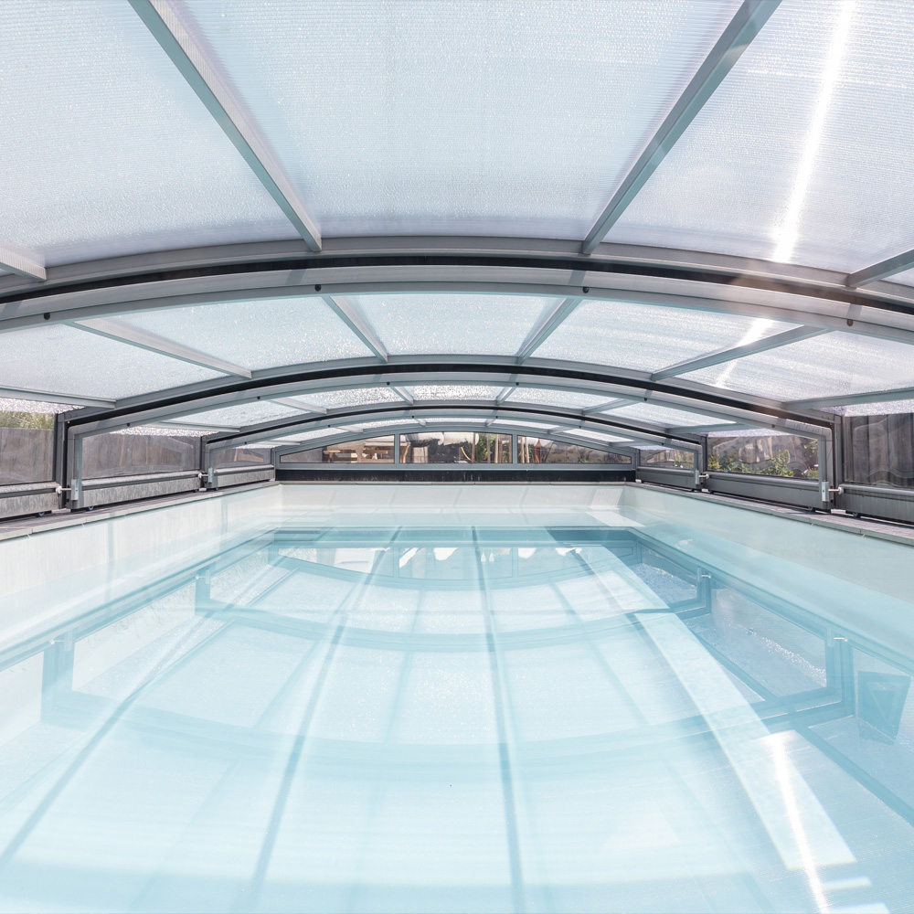Ambre - L'abri de piscine ultra bas au design moderne