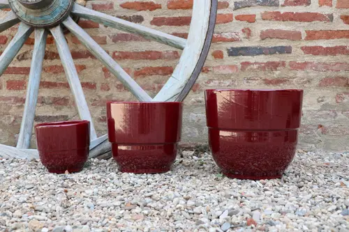 Facile dehors：Vase en terre émaillée coloris cerise Les Poteries d'Albi Vase Rebord - Ø 35 x H 33 cm
