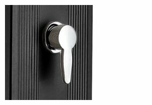 Douche piscine noire 28 L finition alu & rince-pieds intégré