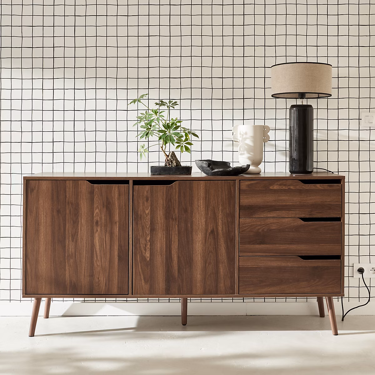 Meuble – Buffet de rangement scandinave. buffet haut. vaisselier. 2 portes. 3 tiroirs. décor bois de noyer. 160cm